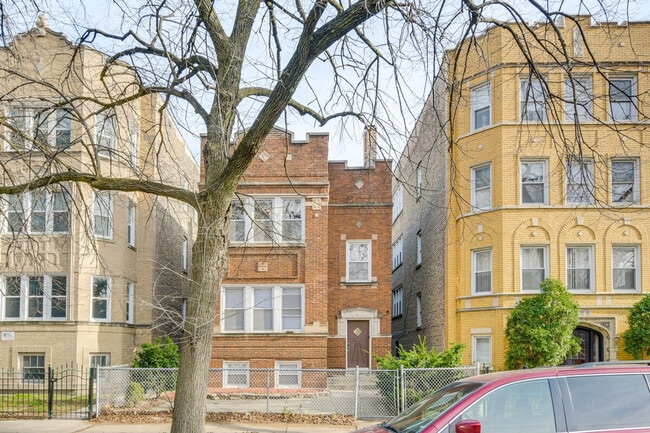 Building Photo - 6435 N Leavitt St