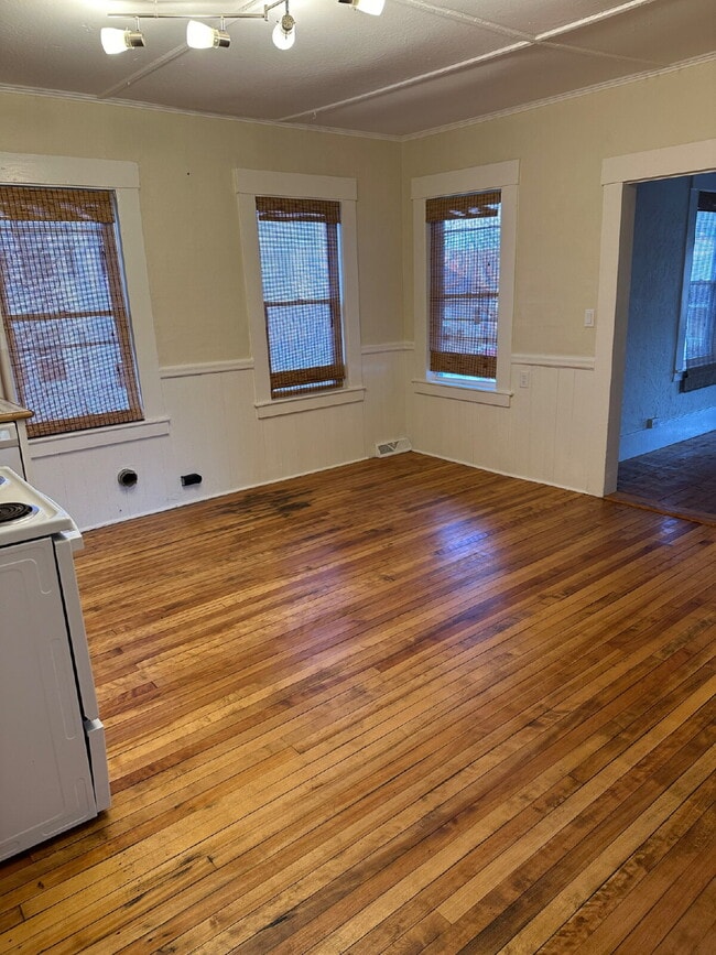 Building Photo - Recently updated 2nd floor 3-bedroom unit located on a quiet dead-end street!