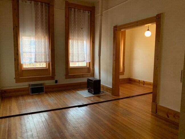 Building Photo - 318 W 17th St