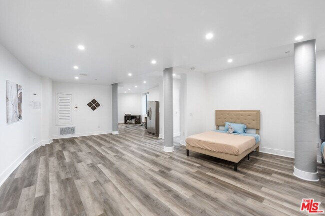 Building Photo - 6181 Temple Hill Dr
