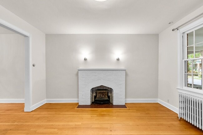 Building Photo - 3 Bed 2 Bath - Glover Park Row Home - Fini...