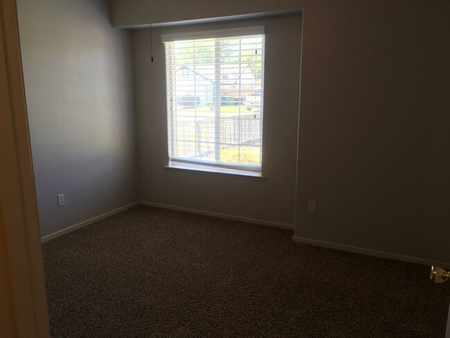 Building Photo - Anderson Home with Open Floor Plan