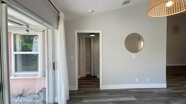 Building Photo - 5465 Grande Palm Cir