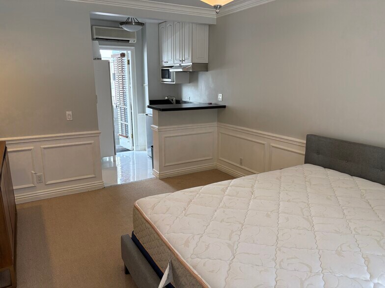Building Photo - 805 N McCadden Pl