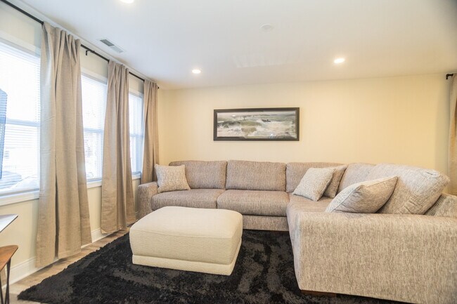 Building Photo - 2927 W Lyndale St