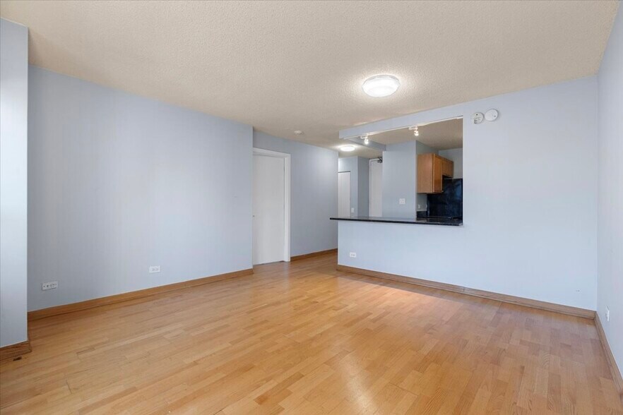Building Photo - 30 E Huron St