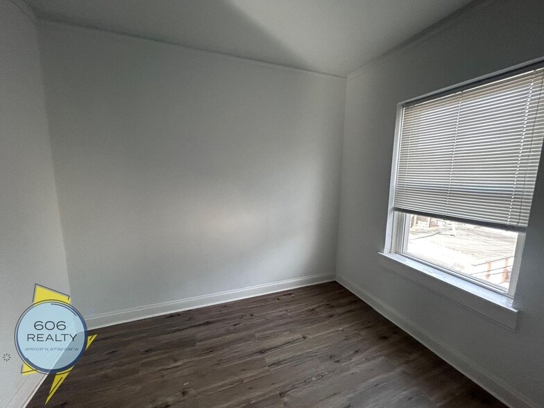 Building Photo - 2004 W Jarvis Ave