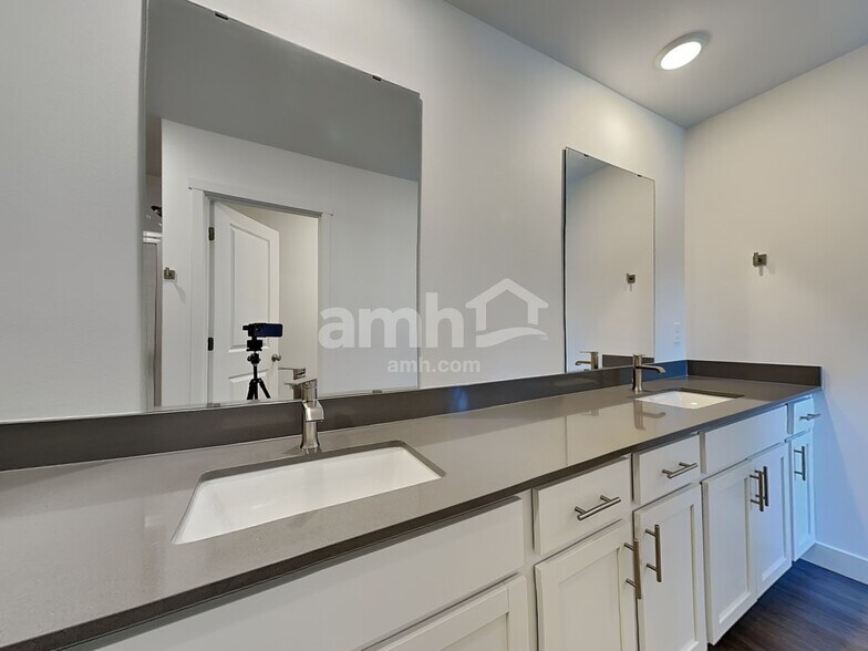 Building Photo - 7706 Brenden St SW