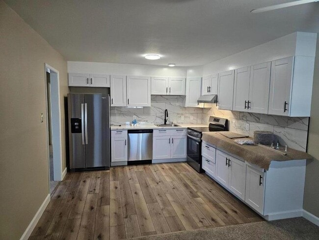 Building Photo - 160 Clarendon Rd