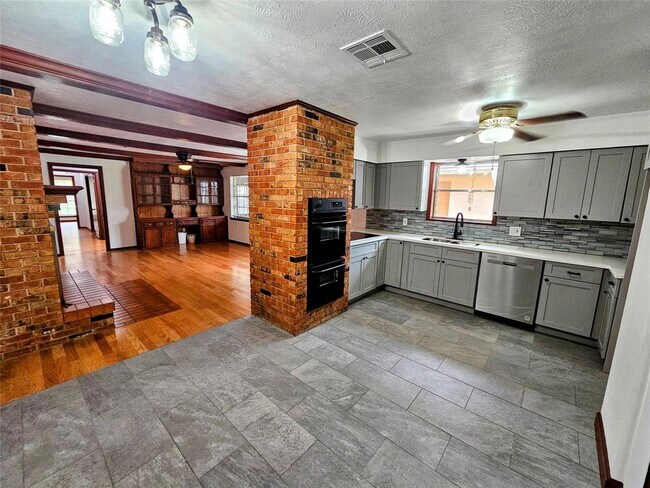 Building Photo - 2015 Silver Leaf Dr