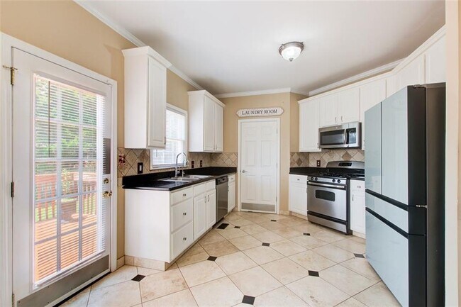 Building Photo - 3040 Stone Rd