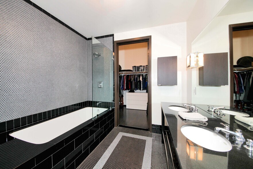 Building Photo - 1645 Vine St