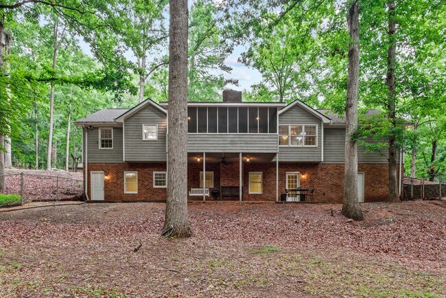 Building Photo - Prime Time Normal Town Living Home!