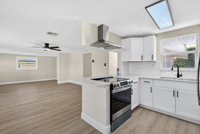 Building Photo - 420 Palm Creek Dr