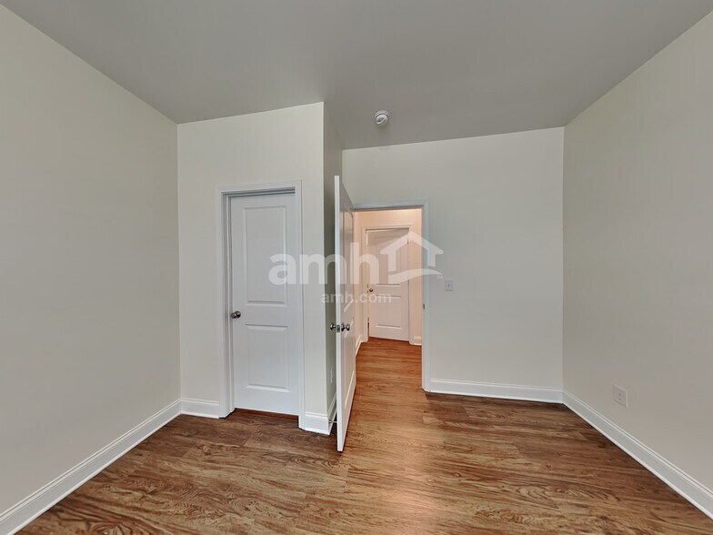 Building Photo - 4911 Trayton Ave