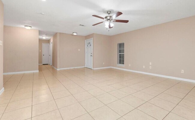 Building Photo - 4 Bedroom Home with 2 Bath and large back ...