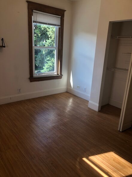 Large bedrooms - 1117 Foster St