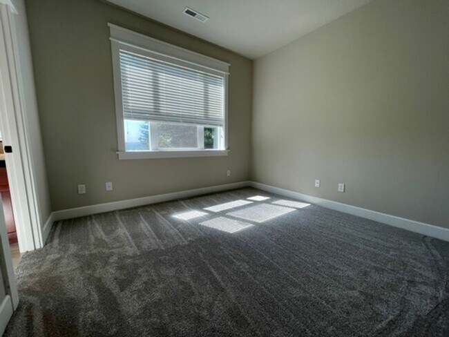 Building Photo - Happy Valley Townhome! 2Bed + Den/Office w/ 2.5 Bath ~ Garage, Washer/Dryer ~ Convenient to PDX A...