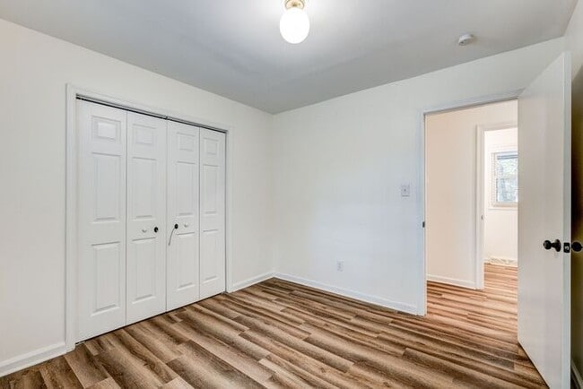 Building Photo - Private Home on Spacious Lot in Browns Sum...