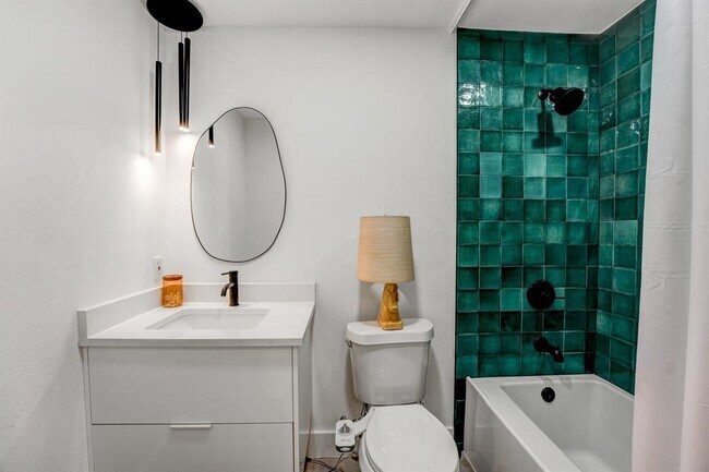 Building Photo - 3217 Oak Alley