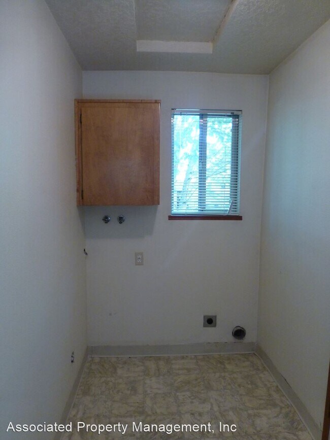 Building Photo - 2 br, 1 bath House - 2402 16th. Ave.