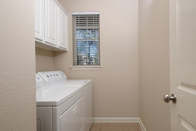 Building Photo - 50 E Pipers Green St