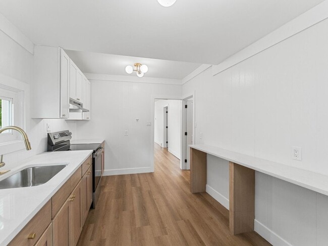 Building Photo - 8534 Orchard Ave