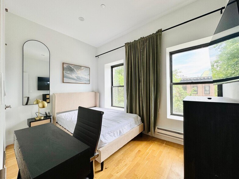 Building Photo - Furnished room/NOT APARTMENT