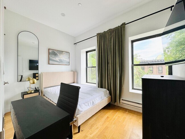 Building Photo - Furnished room/NOT APARTMENT