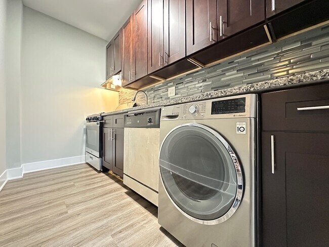 Building Photo - 735 Judson Ave