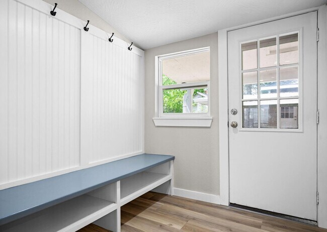 Building Photo - Beautiful remodeled home in Bolivar located near the square! 3 bedrooms, 2.5 baths and a detached...