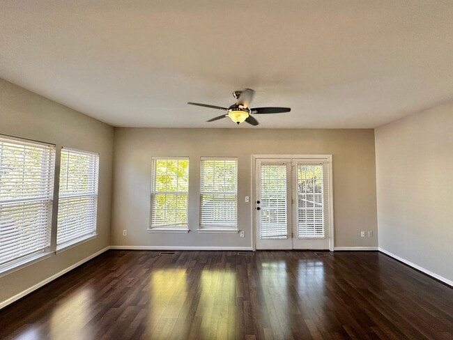 Building Photo - Beautiful 3 Bed 2.5 Bath Townhome Minutes from Cool Springs