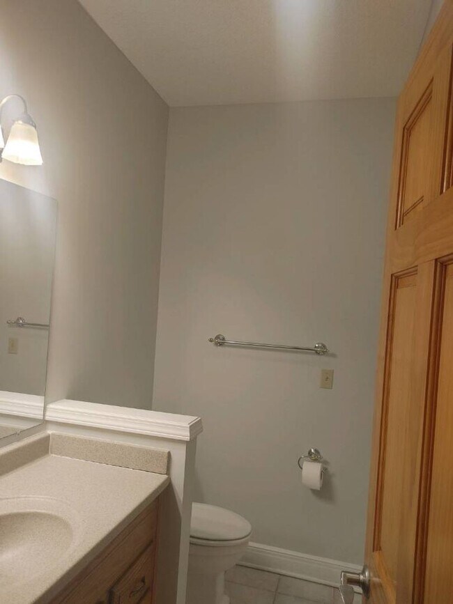 Building Photo - 5 bedroom, 4.5 bathroom
