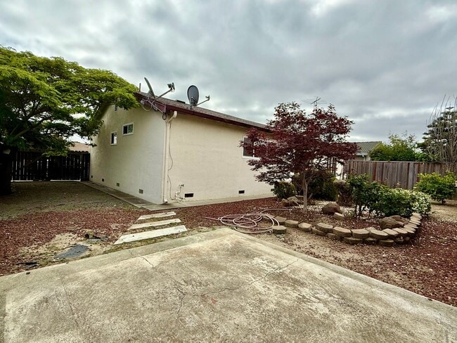 Building Photo - COMING SOON! $3,790 / 3 BR - 1528 S.F. VER...