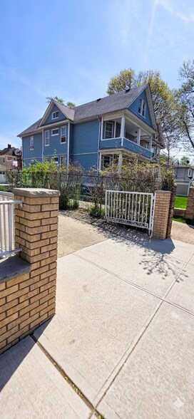 Building Photo - 97 Elm St