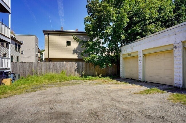 Building Photo - 98 Amory St