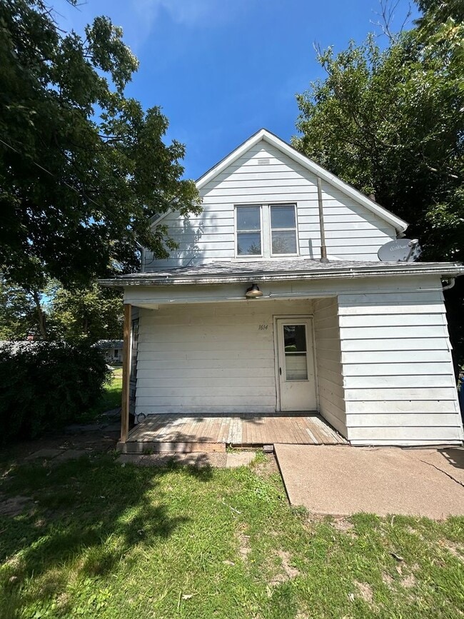 Building Photo - 2 Bedroom 1 Bath House in Moline
