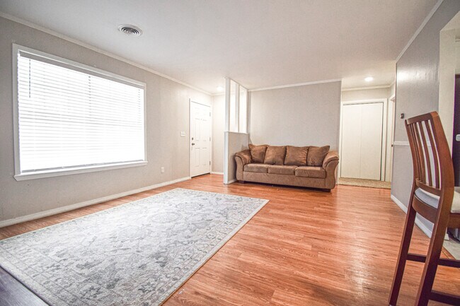 Building Photo - Cypress Street Duplex