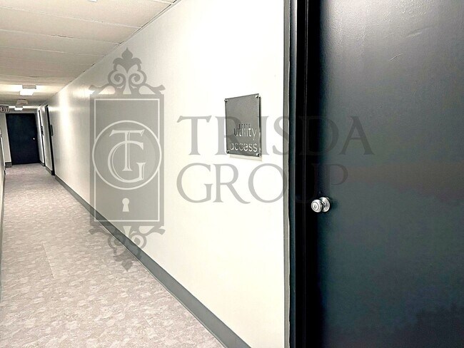 Building Photo - Move In Ready! North Hills School District-2 BR/1BA, Central AC, LVP Floors, Upgraded Kitchen, Ba...