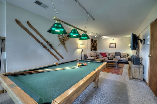 Building Photo - Ski Season Rental! Beautiful home near bus...