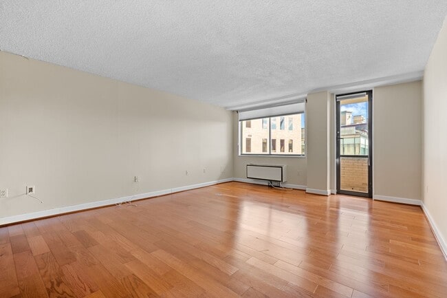 Building Photo - Spacious Renovated Dupont Circle Condo Walking Distance to Metro!