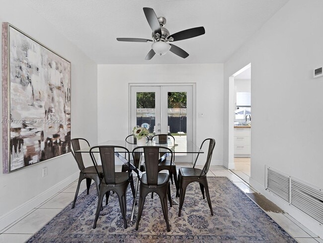 Building Photo - 560 NE 161st St