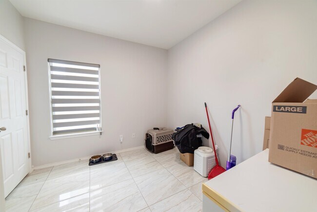 Building Photo - 5405 Jersey Dr