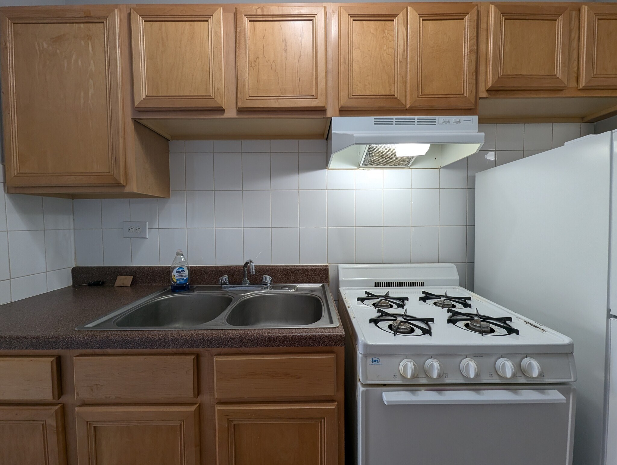 Building Photo - 928 W Dakin St