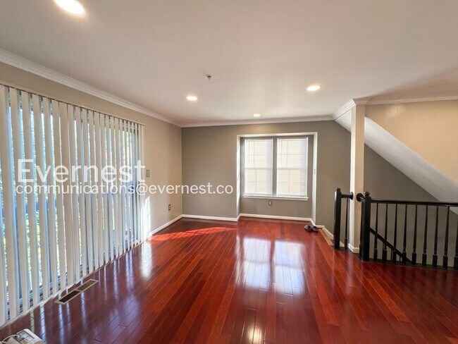 Building Photo - 2 Bed/1.5 Bath Townhome with Garage / Vouchers Accepted / Available Now!