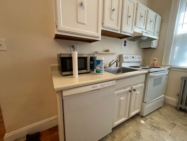 Building Photo - 52 Strathmore Rd