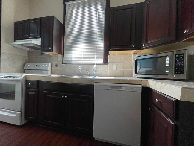 Building Photo - 305 W 38th St