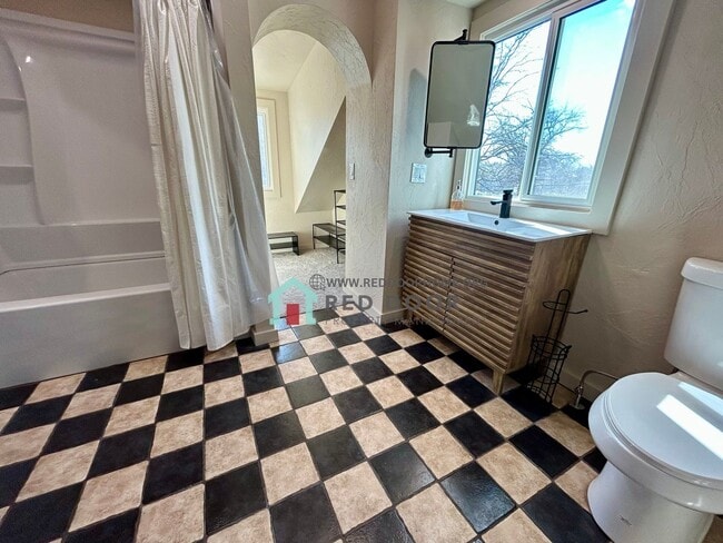 Building Photo - Spacious 5 bedroom, 3 bathroom single-family home.