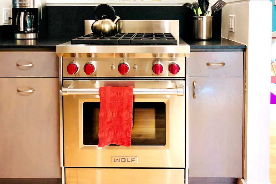 Chef's kitchen with Wolf gas range - 328 Harriet St