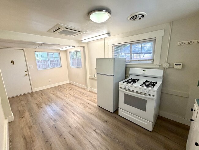 Building Photo - Charming Claremont Village Cottage – Small but Mighty!